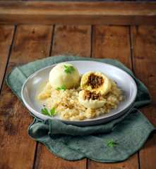 Vegane "Grammel"-Knödel auf Weinkraut