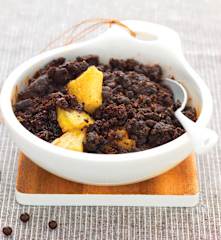 Crumble al cacao con mele e ananas