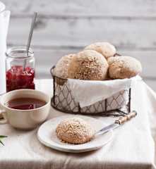 Bułki orkiszowo-żytnie z ziarnem żyta i rozmarynem