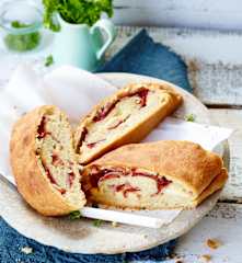 Pizzabrot mit Schinkenspeck und Fontina-Käse