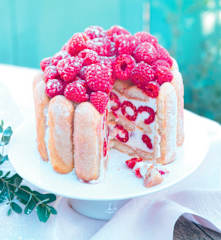 Charlotte aux framboises et chèvre frais