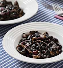 Judías pintas con chipirones en su tinta