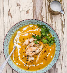 Thajská mrkvová polévka s kuřecím masem