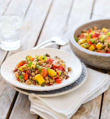 Quinoa salát s cizrnou a mangovou salsou