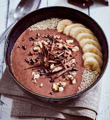 Schoko-Haselnuss-Smoothie Bowl mit Kakaonibs