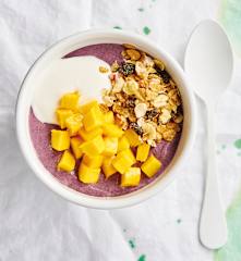 Smoothie de iogurte e amora em taça