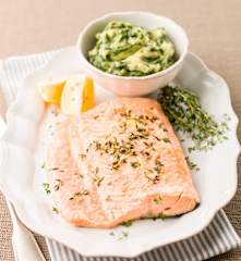 Lombo de salmão em papelote com puré de batata com espinafres