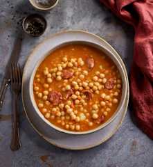 Guiso de garbanzos con verduras y chorizo