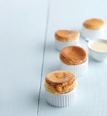 Soufflé de manga com creme inglês de coco