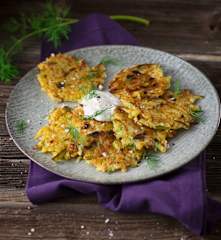 Erdäpfelpuffer mit Dillsauce (vegan)