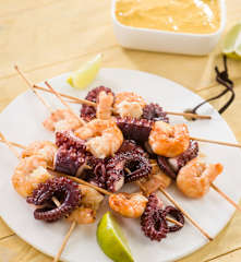 Brochetas de pulpo y langostino con salsa de ají amarillo