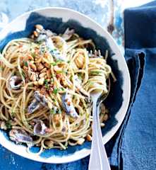 Spaghetti aux anchois et aux pignons