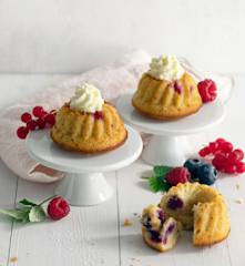 Joghurt-Beeren-Gugls mit Frischkäse-Topping