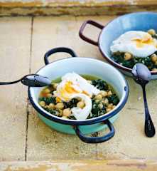 Ovos com grão e espinafres