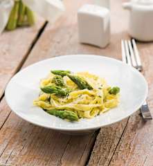 Tagliatelle z zielonymi szparagami