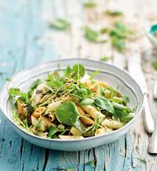Salada de massa com grão e curgete