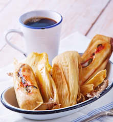 Tamales de elote con rajas