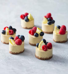 Little lemon cheesecakes