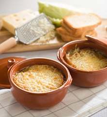 Sopa de repollo, queso y beicon