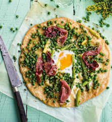 Piza de espargos e ervilhas com ovo estrelado