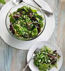 Ensalada de habas y guisantes con jamón