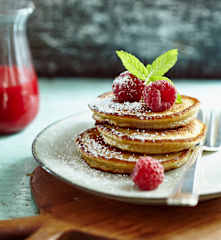 Bananen-Pancakes mit Himbeersauce
