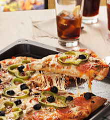 Pizza de pepperoni, emmental y champiñones