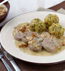 Vepřové medailonky s liškovou omáčkou a knedlíčky