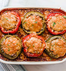 Pimientos rellenos con salsa de tomate