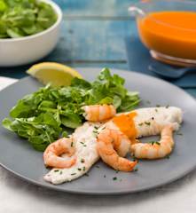 Pescadilla con langostinos en salsa