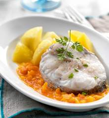 Pesce e patate con salsa al pomodoro