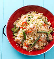 Salada de arroz com camarão e legumes