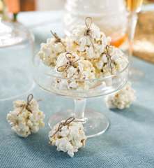 Bolas de frutas secas con chocolate y palomitas