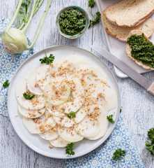 Carpaccio z kalarepy i jabłka z pesto pietruszkowym