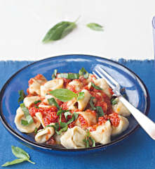 Tortellini de carne con salsa de tomate y albahaca