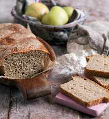 Jabłkowy chleb pszenno-żytni na zakwasie