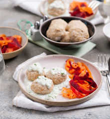 Pulpety z indyka z warzywnym tagliatelle i sosem tzatziki