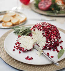 Bola de queso crema con granada
