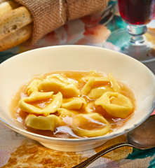 Tortellini de carne en caldo
