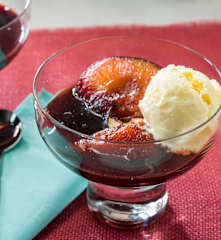 Sopa de ciruelas y helado de vainilla