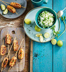 Espetadinhas de peru com arroz de ervilhas e hortelã