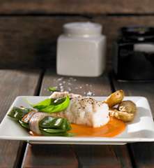 Seeteufel an Tomatenrahm mit grünen Bohnen und Grillkartoffeln