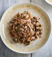 Tagliatelle com cogumelos e cebola