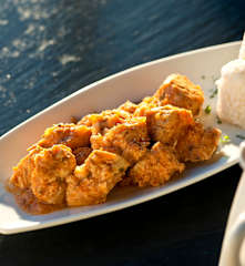 Pechuga de pollo en adobo y salsa de cebolla