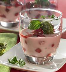 Kokos-Kirsch-Kompott mit Minzpesto