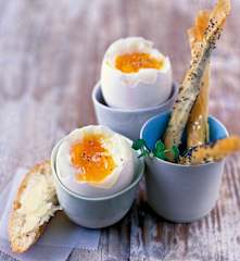 Œuf à la coque et petites mouillettes de filo