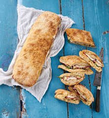 Chiabata com presunto, alcachofra e mozarela