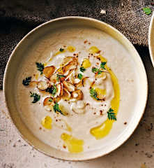 Velouté de céleri à la pomme et aux noisettes