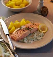 Lachs mit Kartoffeln und Schmandgurken