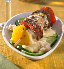 Putenspießchen mit Reis, Zucchini und Curry-Senf-Sauce